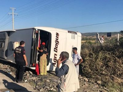Uşak'ta Yolcu Otobüsü Devrildi