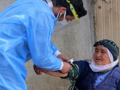 Van'da Aşı Yapmaya Giden Sağlıkçılar Karlı Yollarla Mücadele Ettiler