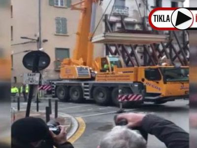 Aşırı Kilolu Adam Evinden Vinçle Kurtarıldı