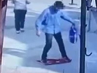 Yabancı Uyruklu Genç, Yere Serdiği Türk Bayrağı’nın Üzerine Bastı