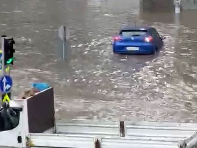 Yağmur İstanbul’u esir aldı: Eminönü’nde sokaklar göle döndü