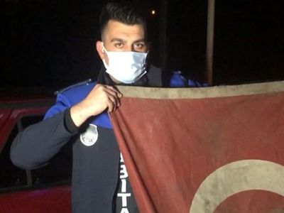 Yalova'da Yol Ortasına Düşen Türk Bayrağını Yerde Bırakmadı