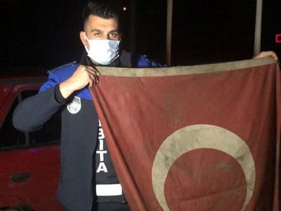 Yalova'da Zabıta Memuru Türk Bayrağının Yerde Kalmasına İzin Vermedi