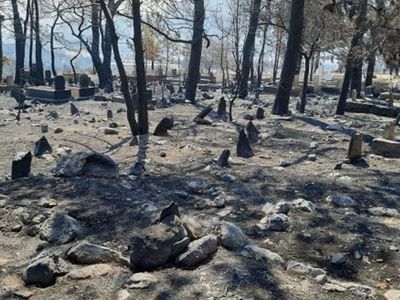 Yanan Mezarlıkta Şehit Kabrine ve Türk Bayrağı'na Bir Şey Olmaması Dikkat Çekti