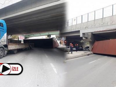 Marmaray Köprüsüne Çarpan Tırın Dorsesi Yana Devrildi