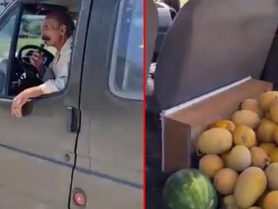 Yaşlı Adam Kavunları Şarkı Eşliğinde Satarak Sosyal Medyada Viral Oldu