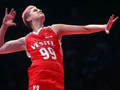 Yıldız voleybolcu Ebrar Karakurt takım arkadaşı Yulia Brovkina'ya taraftar tezahüratı öğretti!