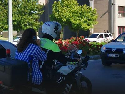 YKS’ye yetişmeye çalışan öğrencilerin yardımına polis koştu