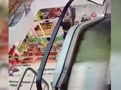 Yürüyen Merdivenin Bandına Takıldı, Aşağıya Düştü