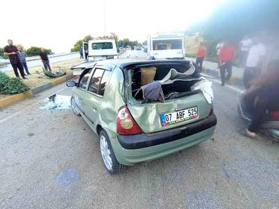 Eğirdir'de kamyonete çarpan otomobil karşı şeride geçti: 2 yaralı