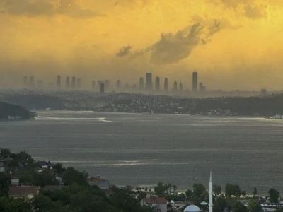 İstanbul’da fırtına alarmı! Çatılar uçtu, ağaçlar devrildi, kentte hayat felç oldu