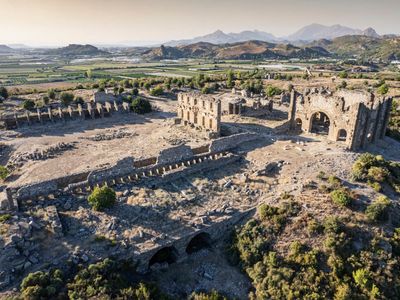 Aspendos'un yaklaşık 2 bin yıllık ana caddesi gün yüzüne çıkarıldı
