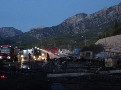Antalya Balıkçı Barınağı'nda gece yarısı yangın: 20'den fazla tekne küle döndü