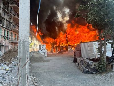 Tuzla’da işçi konteynerleri alevlere teslim oldu