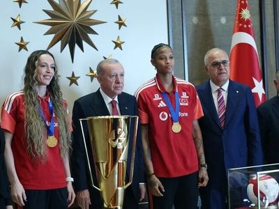 Cumhurbaşkanı Erdoğan, milli voleybol takımlarını onurlandırdı