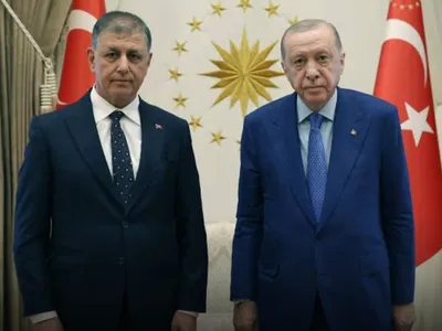 İzmir Büyükşehir Belediye Başkanı Cemil Tugay AK Parti Genel Merkezi'nde: Rozeti Cumhurbaşkanı Erdoğan'ın takması bekleniyor