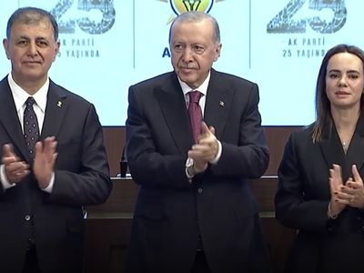 İzmir Büyükşehir Belediye Başkanı Cemil Tugay AK Parti’ye katıldı