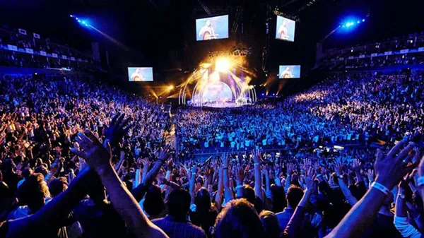 Konserde facia gibi kaza: Ünlü şarkıcı hayranının üzerine atladı, genç kız felç kaldı!