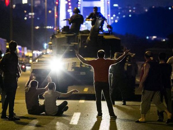 O Gece'yi Asla Unutmayacağız! İşte Dakika Dakika 15 Temmuz Darbe Girişimi