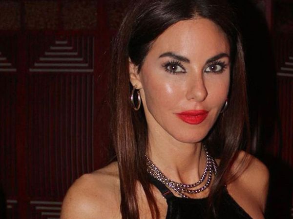 49’luk Defne Samyeli’den sahne şov! Sahnede bir anda soyunan ünlü şarkıcı izleyenlerin nefesini kesti