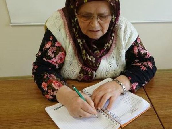 71 yaşında okuma yazma öğrenen kadının hayat hikayesi