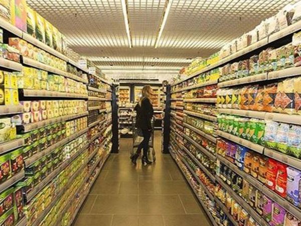 A 101'de yaşanan skandal olay! O anlar kameralara saniye saniye yansıdı