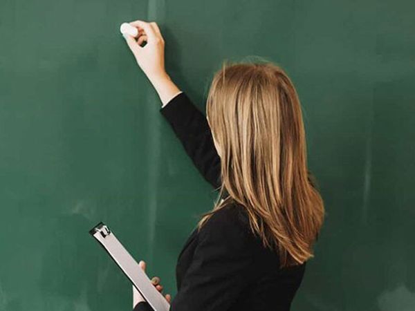 ABD'de bir öğretmen iki öğrencisiyle ilişkiye girdiği için tutuklandı
