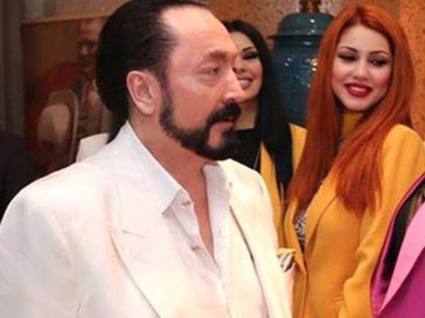 Adnan Oktar'ın kediciklerle yaptığı fantaziler hayrete düşürdü
