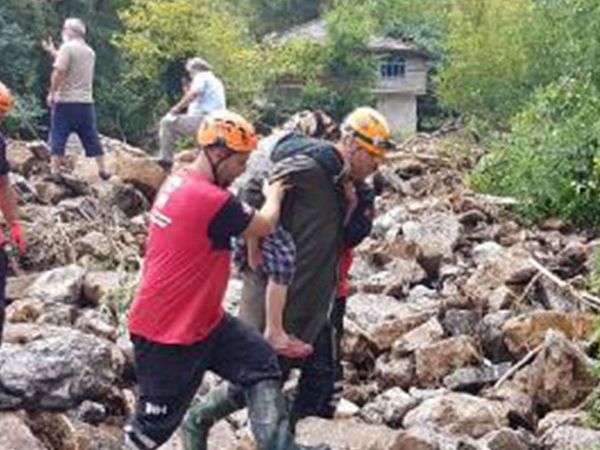 AFAD Görevlisi Selde Mahsur Kalan Yaşlı Kadını Sırtında Taşıyarak Kurtardı