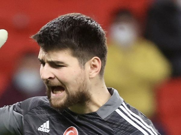 Ahmet Çakar, Beşiktaş Kalecisi Ersin Destanoğlu'nu Ağır Sözlerle Eleştirdi!