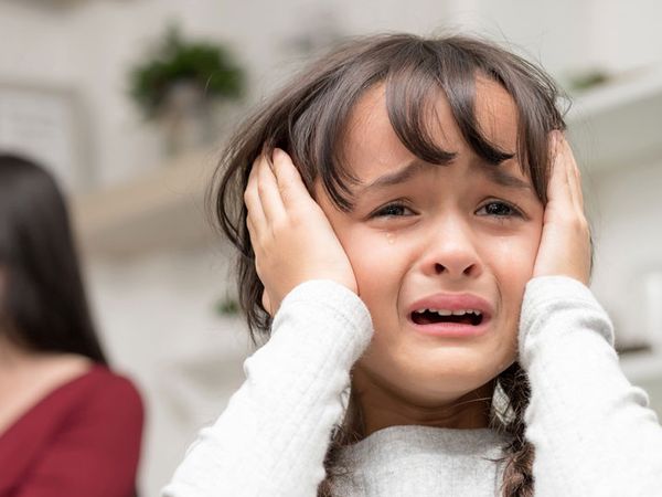 Aile içi şiddet çocukları nasıl etkiler? Aile içi şiddetin çocukta neden olacağı olumsuzluklar nelerdir? Aile içinde yaşanan şiddete karşı çocuğun gösterdiği tepkiler ve korunması