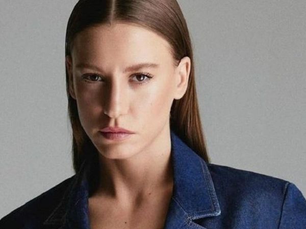 Aile'nin Devin'i Serenay Sarıkaya başını  örttü! Yeni tarzına ''Kızılcık Şerbeti'ne mi girecek?'' yorumları yağdı