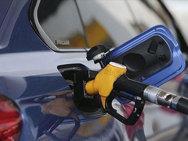 Akaryakıt fiyatlarındaki değişkenlik devam ediyor! Motorine gelmesi planlanan zam yine iptal edildi