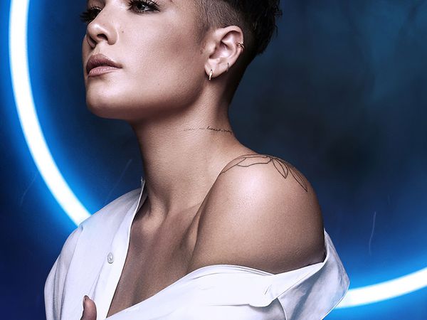 Alev Aydın’la evli olan şarkıcı Halsey’in iç çamaşırlı pozları beğeni rekoru kırdı