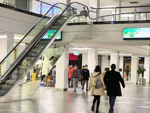 Alışveriş merkezinde ahlaksız hareket! yürüyen merdivenlere tutunup soyundular