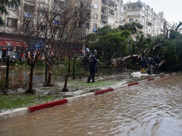 Antalya'da Beklenen Oldu! Fırtına ve Sağanak Etkisni Gösterdi