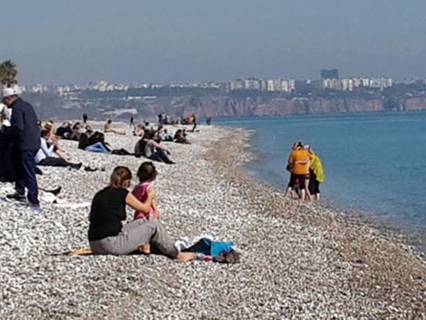 Antalya’da Kış Unutuldu: Denize Akın Ettiler