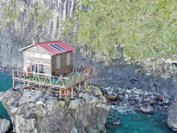 Artvin’de kayanın üzerine barınak inşa edildi