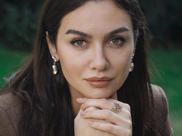 Aşkını ilan etti! Birce Akalay yakışıklı oyuncuyla sarmaş dolaş: Bunu seviyorum!