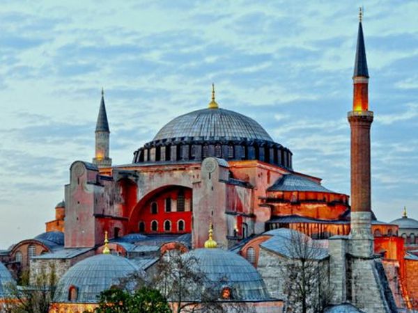 Ayasofya’da tahribat devam ediyor! Yavaş yavaş yok edilen tarihi yapının şimdi de mermerlerini kırdılar
