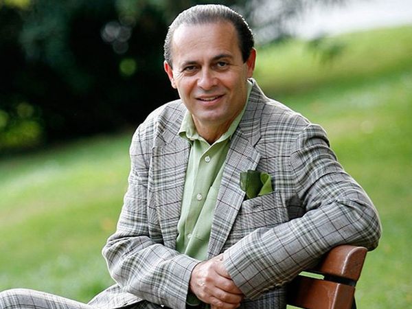 Ayhan Sicimoğlu Kimdir?