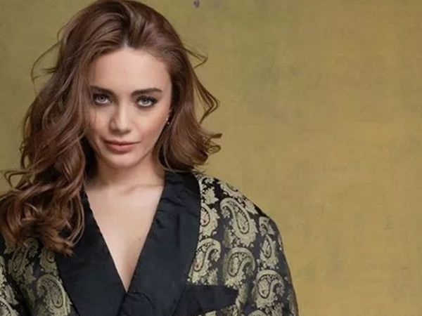 Aziz dizisinin yıldız ismi Damla Sönmez cesur pozları ile takipçilerini çoşturdu