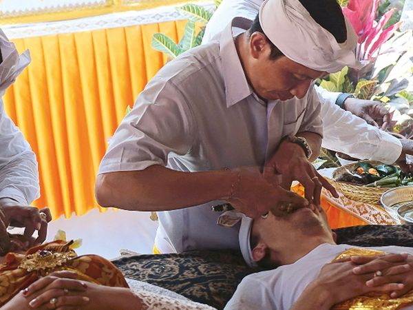 Bali’de korkutan gelenek: Cennete gitmek için dişlerini törpületmek zorundalar