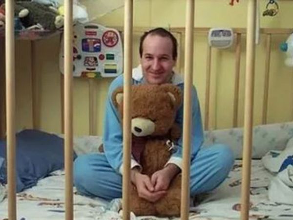 Böyle fantezi daha önce görülmedi! Bebek bezi giyip partnerinin kendisiyle bebek gibi ilgilenilmesini istiyorlar