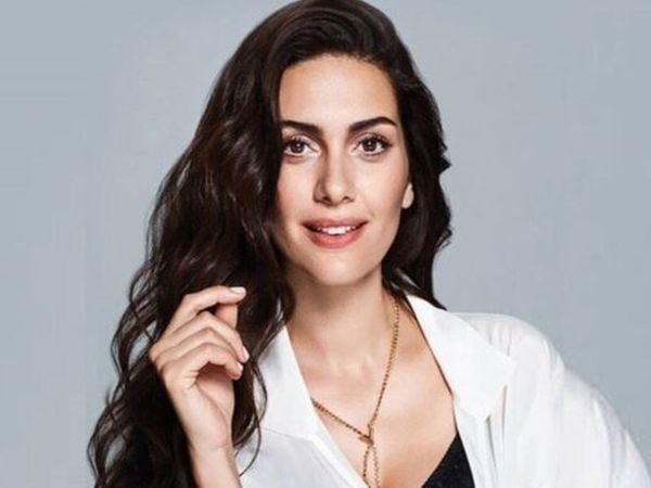 Bergüzar Korel'den duygulandıran paylaşım: Oğlu Ali boyunu geçti!