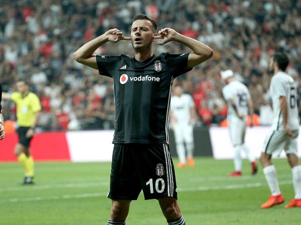 Beşiktaş ile sezon sonunda sözleşmesi sona erecek olan Oğuzhan Özyakup transferi için Trabzonsporla görüşüyor!
