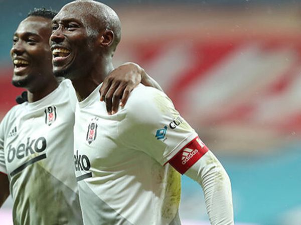 Beşiktaşlı Atiba Hutchinson İle İlgili Kritik Gelişme!