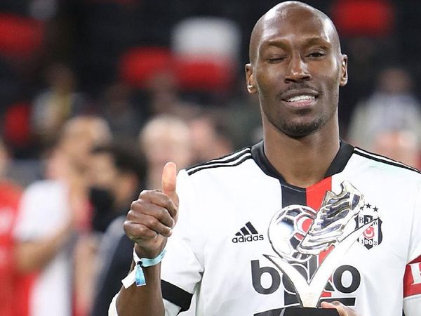 Beşiktaş'ta Cyle Larin'in Transferi İçin Atiba Hutchinson Devreye Girdi!