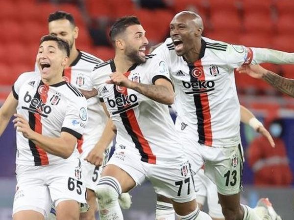 Beşiktaş'ta Emirhan İlkhan'ın iç transferinde anlaşma sağlandı! Genç futbolcunun sözleşmesi uzatıldı