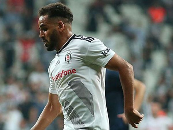 Beşiktaş'ta transfer durumu belirsiz olan Douglas takımdan ayrıldı! Futbolcunun süre almadan kazandığı para ise herkesi hayrete düşürdü